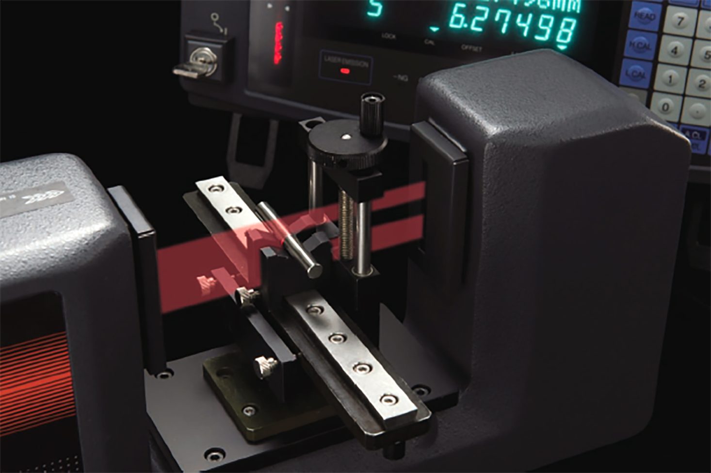 เครื่องเลเซอร์สแกนไมโครมิเตอร์ (Laser Scan Micrometers) เครื่องมือวัดชิ้นงาน 3 มิติแบบไม่สัมผัส ของ Mitutoyo มีความสามารถในการวัดขนาดชิ้นส่วนการผลิตที่มีขนาดเล็กและมีความละเอียดอ่อนที่ไม่สามารถวัดชิ้นงานด้วยการสัมผัสแบบทั่วไปได้ ให้ความแม่นยำและความละเอียดสูงถึง .0002″ / 5 ไมครอน